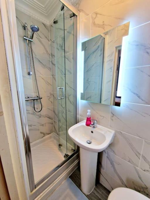 Charming Home With Private Balcony, On 1St Floor, With 2 Bathrooms, 3 Min Walk To Earl'S Court Station Londres Exterior foto